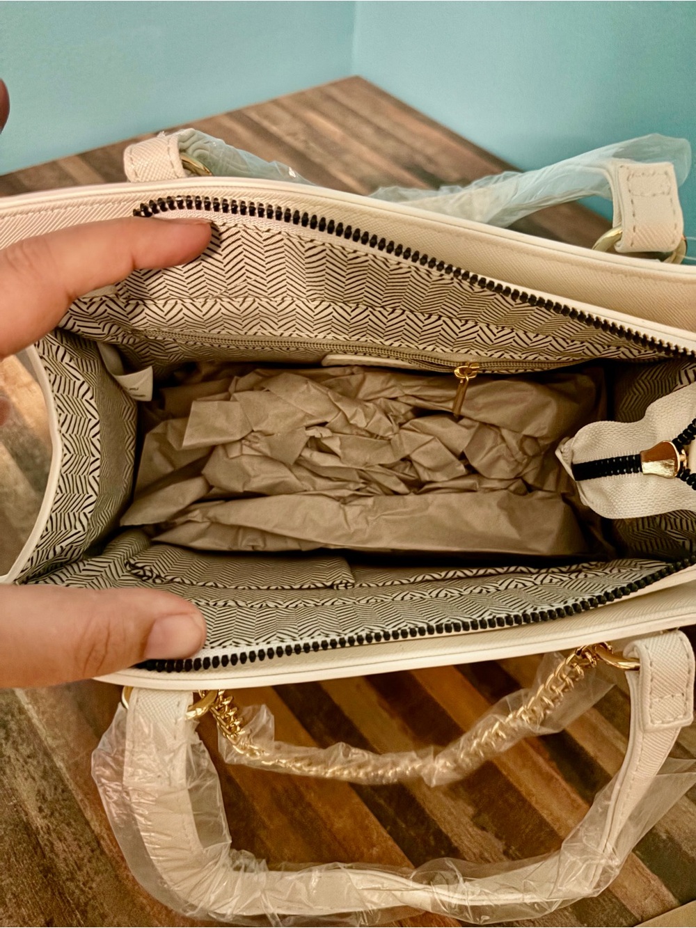 XOXO White Structured Satchel with Gold Chain Detail and Crossbody Strap. NWT! - Picture 7 of 7